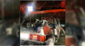 Под Новороссийском «легковушка» влетела под фуру: очевидцы сняли видео спасения водителя из искореженного автомобиля