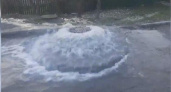В Новороссийске прорвало напорный водопровод: жители города сняли на видео, как фонтан из люка заливает улицу