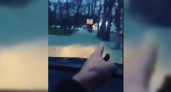 По тротуару с мигалкой: в Сети появилось видео, как водитель гоняет по парковой аллее в Новороссийске