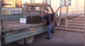 Новороссийцы сняли на видео, как в одну из начальных школ привозят еду на грязной «ГАЗели»