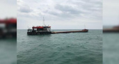 Новороссийские водолазы откачают топливо с получившего пробоину у берегов Крыма корабля