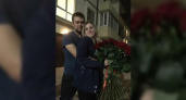 История ко Дню влюбленных: новороссиец для своей девушки выложил на ступенях розы  с 1 по 4 этаж