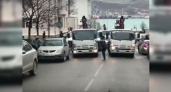 Водитель Новороссийска снял на видео, как эвакуатор нарушает ПДД: спецмашина выехала на встречную полосу