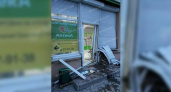 На выходных в Новороссийске иномарка протаранила аптеку: фото с места происшествия