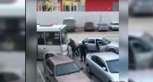 В Новороссийске  водитель автобуса и «легковушки» устроили драку прямо на проезжей части: очевидцы сняли видео потасовки