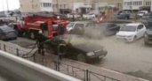 В Новороссийске в Южном районе горел «Мерседес»: очевидцы сняли на видео, как тушили пожар