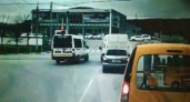 В Новороссийске маршрутка с пассажирами пронеслась на красный по встречке: нарушение ПДД снял видеорегистратор