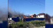 В пригороде Новороссийска в результате поджога сгорели строительный вагончик и баня: очевидцы сняли пожар на видео