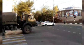 В Новороссийске временно перекрыли движение для проезда военной техники: очевидцы сняли видео