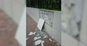 Житель Новороссийска раскритиковал качество ремонта ограждения Пионерской рощи: облицовочная плитка отваливается
