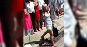 Эффектная блондинка совершила кражу на Южном рынке Новороссийска: воровка объявлена в розыск