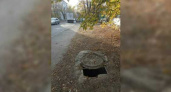 Могут пострадать дети. Около детского сада Новороссийска обваливается канализационный люк