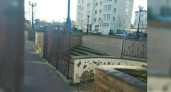 «Угадайте страну по фотографии». В центре Новороссийска лестница ведет в забор