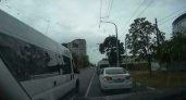 Автолюбители Новороссийска сняли на видео очередное нарушение ПДД водителем маршрутки