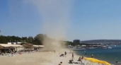 Очевидцы сняли на видео смерч, который снес с пляжа Геленджика лежаки и вещи отдыхающих