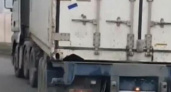 В Новороссийске на видео попал большегруз, перевозящий незакрепленный контейнер