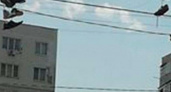 Отпугивали летучих мышей или вызывали дождь? Жители Новороссийска закинули кроссовки на провода