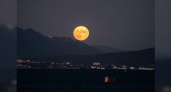 Сегодня ночью жители Новороссийска любовались потрясающей луной