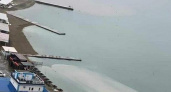 В Новороссийске после залпового ливня вода в море стала мутно-серого цвета