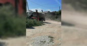 Отчаянные меры: жители Новороссийска выстроились в «живую стену», чтобы перекрыть дорогу мусоровозам