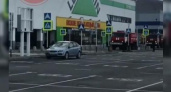 Видео: в Новороссийске пожарные и спасатели примчались к строительному гипермаркету