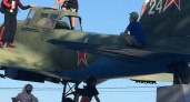"Люди, опомнитесь! Это память о погибших!": в Новороссийске дети скакали по памятнику «Самолет», били ногами по стеклам кабины