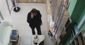 Житель Новороссийска украл мобильный телефон продавца салона оптики