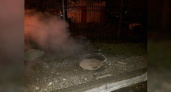 На одной из улиц Новороссийска из открытого люка бьет кипяток