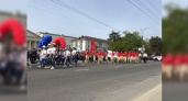 Колонны школьников, байкеров, спортсменов, работников городских предприятий: как Новороссийск встречает Первомай