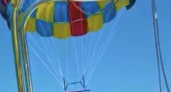 В Геленджике турист упал с парашюта в море: момент падения попал на видео