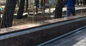 «Невероятная глупость и бесхозяйственность!»: в Новороссийске в парке Фрунзе мраморный парапет обшивают деревом