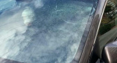 В Новороссийске булыжником, скинутым с окна, пробили лобовое стекло автомобиля