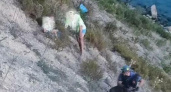 Мужчина с маленьким ребенком застряли на скале в районе Широкой Балки под Новороссийском