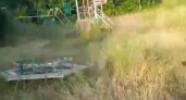 Змеи, клещи и ржавые качели: мальчик из Федотовки записал на видео, как выглядит детская площадка