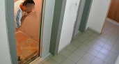 «Может он распространяет инфекцию?»: в Новороссийске мужчина плюет на двери, лифт и стены подъезда