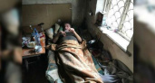 Бездомного моряка, который два года был прикован к постели в заброшенном доме Новороссийска, госпитализировали