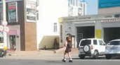 В Новороссийске девушка гоняет на роликах на проезжей части оживленного проспекта