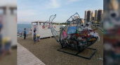 Жители Новороссийска жалуются на вонь гниющего мусора на пляжах из контейнеров-рыбок
