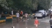 В Новороссийске дети устроили массовый заплыв в луже, которая образовалась во дворе после дождя (видео)