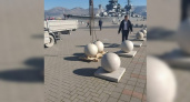В Новороссийске каменный шар снова «сбежал» со своего постамента