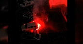 В Новороссийске горящая пиротехническая шашка залетела под припаркованный автомобиль