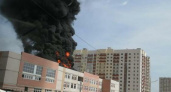 Столб черного дыма и языки пламени: в Новороссийске загорелась строящаяся школа - фото и видео