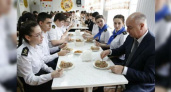Глава Новороссийска Игорь Дяченко пообедал в школьной столовой