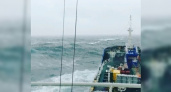 «Волны семь метров высотой»: моряк снял на видео разбушевавшееся Черное море по пути из Стамбула в Новороссийск
