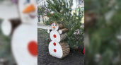 Суровый новороссийский снеговик: в аллее города появилась деревянная скульптура