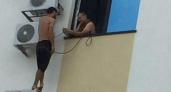 Слабоумие или отвага: установщик кондиционеров стоит на сплит-системе на высоте пятого этажа