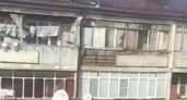 В Новороссийске рабочие сбрасывают строительный мусор с крыши многоэтажки