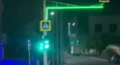В центре Новороссийска на консоли у пешеходного перехода установили светящуюся ленту, дублирующую светофор