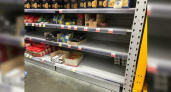В супермаркетах Новороссийска пустеют полки. Горожане скупают макароны и антисептик
