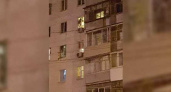В новороссийской квартире, из окна которой едва не выпала девушка, нашли мужчину с ножевыми ранениями